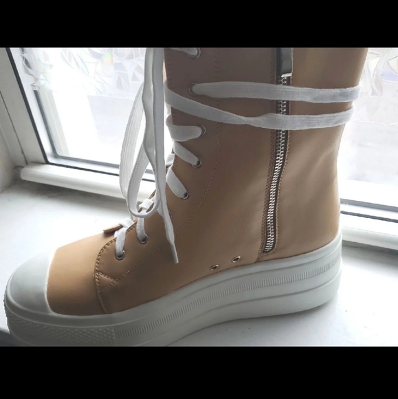 Sold**Shane Justin Platform Boots Nude - Picture 4 of 7